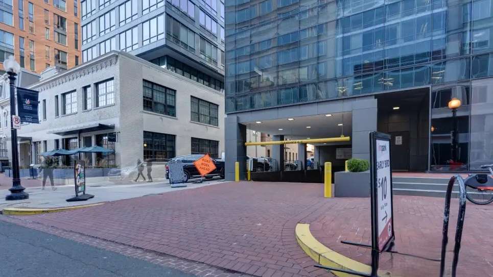 425 I St NW Parking