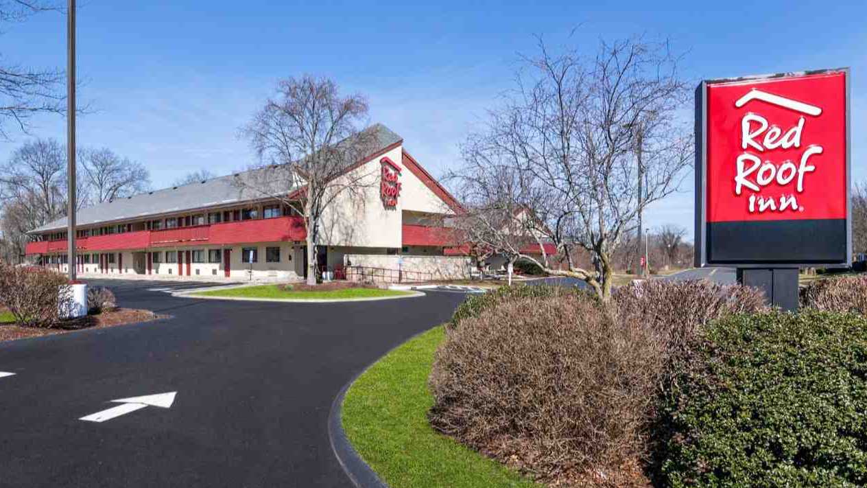 Red Roof Inn Enfield, 5 Hazard Ave Parking