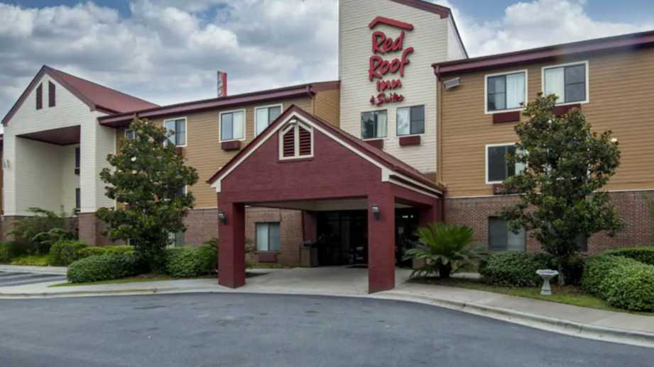 Red Roof Inn and Suites Savannah (SAV) Airport Parking