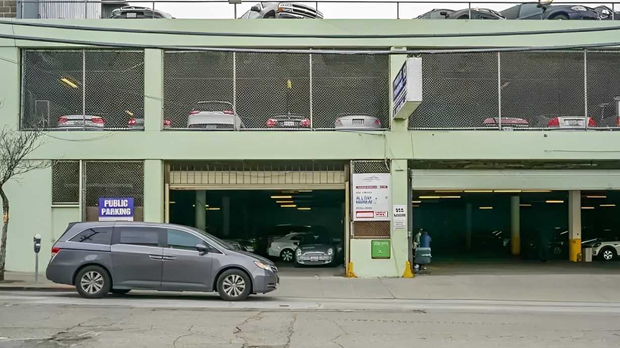 955 Sansome St Parking