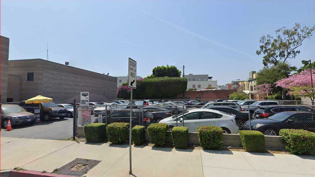 135 S Fair Oaks Ave Parking