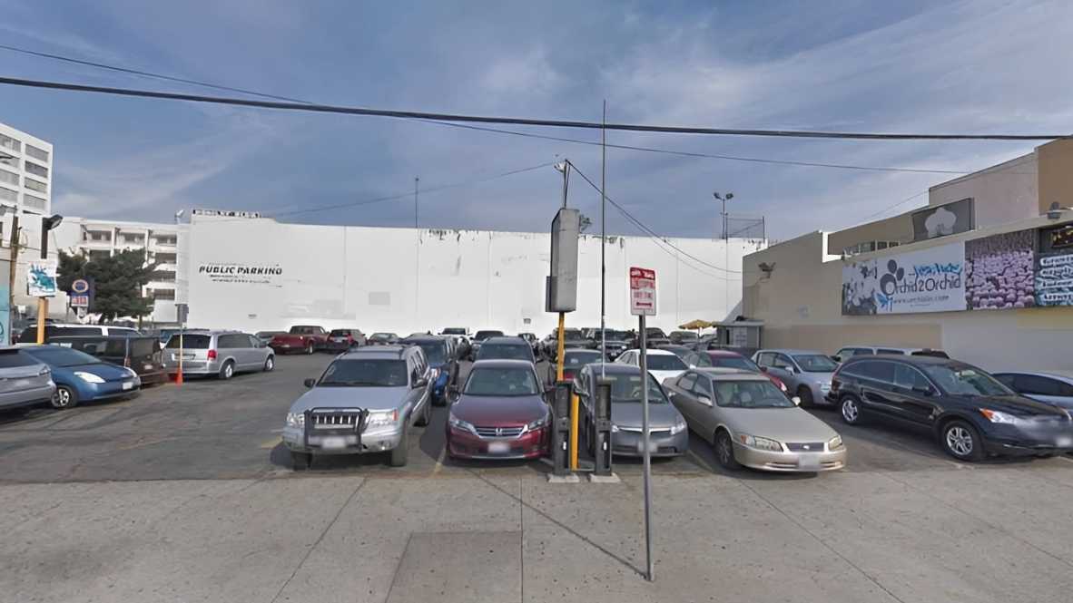 401 E 8th St Parking