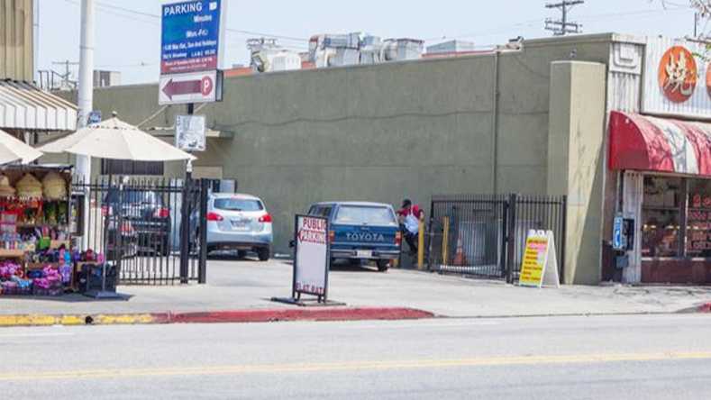 722 N Broadway Parking
