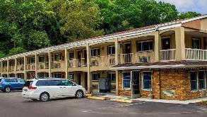 1303 Clariton Blvd Parking