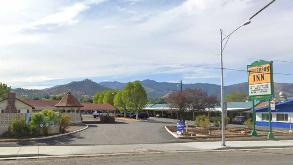 1235 S Main St (Jefferson Inn) Parking