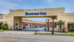 1690 E Thompson Blvd (Rodeway Inn) Parking