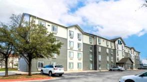 1950 N. Interstate 35 Parking