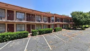601 Sylamore Ave (The Parkwood Inn) Parking