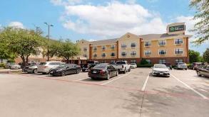 1900 Lake Pointe Dr Parking
