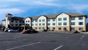 445 Warrenville Rd Parking