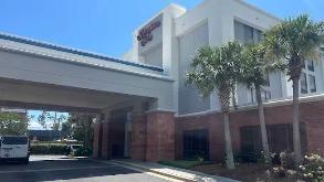 Hampton Inn PNS _ 2187 Airport Boulevard Parking