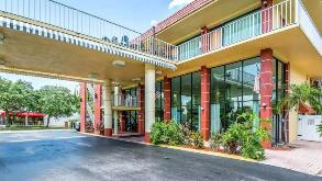 Photo of 1400 34th St N Parking spot, located 2.8 mi away from FL