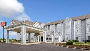 Econo Lodge Inn & Suites - 1930 Cross Pointe Blvd Garage