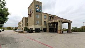 Quality Inn & Suites_11526 IH 35 N Parking