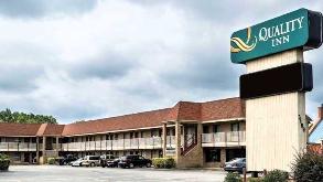 5189 Shore Dr Parking