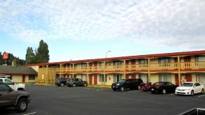 910 Simpson Avenue Parking