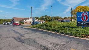 123 huckleberry Heights Drive Parking