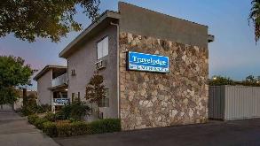 Travelodge by Wyndham_3876 N Blackstone Ave Parking