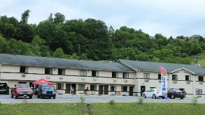125 Village Ln Parking