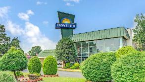 Photo of Days Inn by Wyndham - 2201 Arlington Blvd Garage spot, located 1.2 mi away from VA