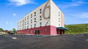 884 Schechter Dr Parking