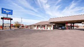 Rode way Inn - 2415 W Grant Ave Parking