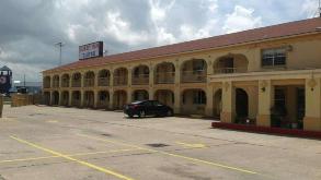 Guest Inn and Suites_6009 North Fwy Parking