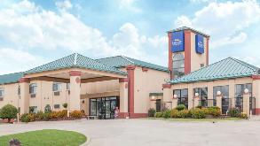 Quality Inn & Suites_4625 NE 120th St Parking