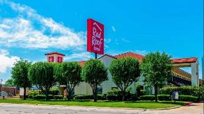 3447 I 30 (Red Roof Inn Dallas) Parking
