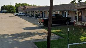 1301 N Hwy 377 Parking