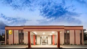 385 Westgate Dr Parking