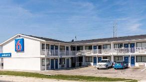 Motel 6-3271 I 35W Garage