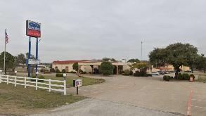Photo of Executive Inn and Suites - 803 South I-35E Garage spot, located 1.6 mi away from TX