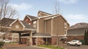 Country Inn and Suites - 818 E King St Garage