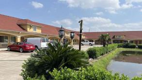  Deluxe Inn & Suites 15830 E Freeway Service Rd Garage