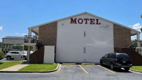 Executive Inn - 1107 Harbor Dr Garage