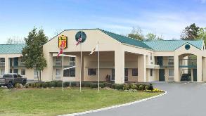 Super 8 by Wyndham - 124 Highway 11 and 80 Garage