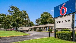 Motel 6 - 4035 NJ-33 Garage
