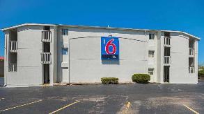 Motel 6 - 3400 NW Jefferson street Garage