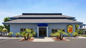 Super 8 - 390 N Highway 65 Garage