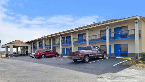 Americas Best Value Inn - 27 Charlenes Ln Garage