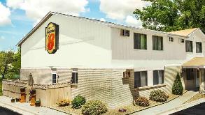 Super 8 - 830 Yellow Brick Rd Garage