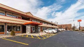Econo Lodge - 135 N 7th St Garage