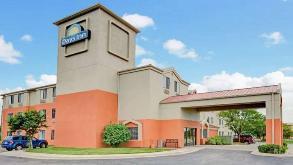 Days Inn - 20662 W 151st St Garage