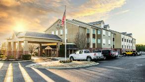 Country Inn & Suites - 12413 West Hillsboro St Parking