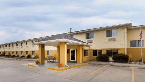 Baymont by Wyndham - 2030 Overland Ave Garage