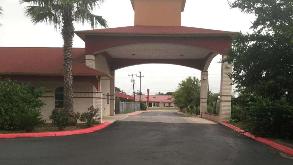 Luxury Inn and Suits Seaworld - 7322 Marbach Rd Garage