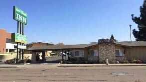 2250 S Broadway (Town and Country Inn) Garage