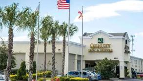Quality Inn & Suites - 4955 E 18th Ave Garage