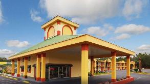 Econo Lodge 2220 US 19 garage